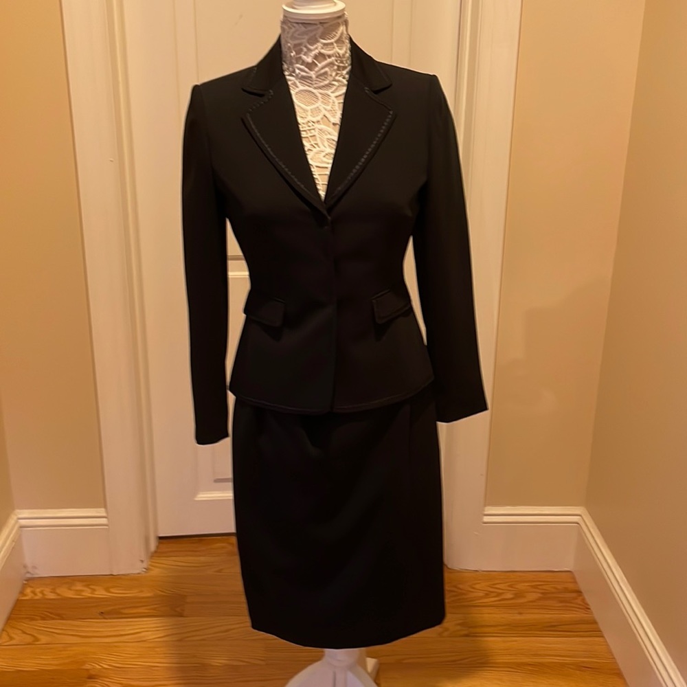 Black Tahari size 4petite suit